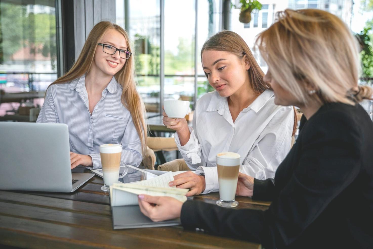 Interaktive Workshops und Gruppendiskussionen